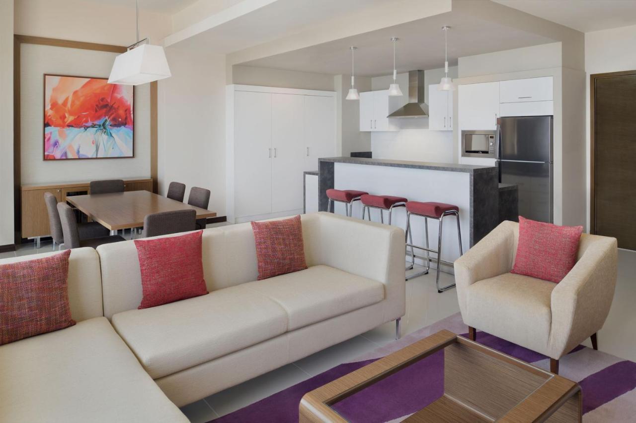 Delta Hotels By Marriott City Center الدوحة المظهر الخارجي الصورة A living room at the Ritz-Carlton, Maldives