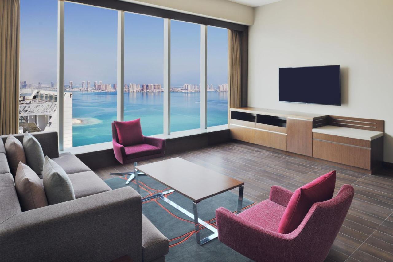 Delta Hotels By Marriott City Center الدوحة المظهر الخارجي الصورة A living room in a typical apartment