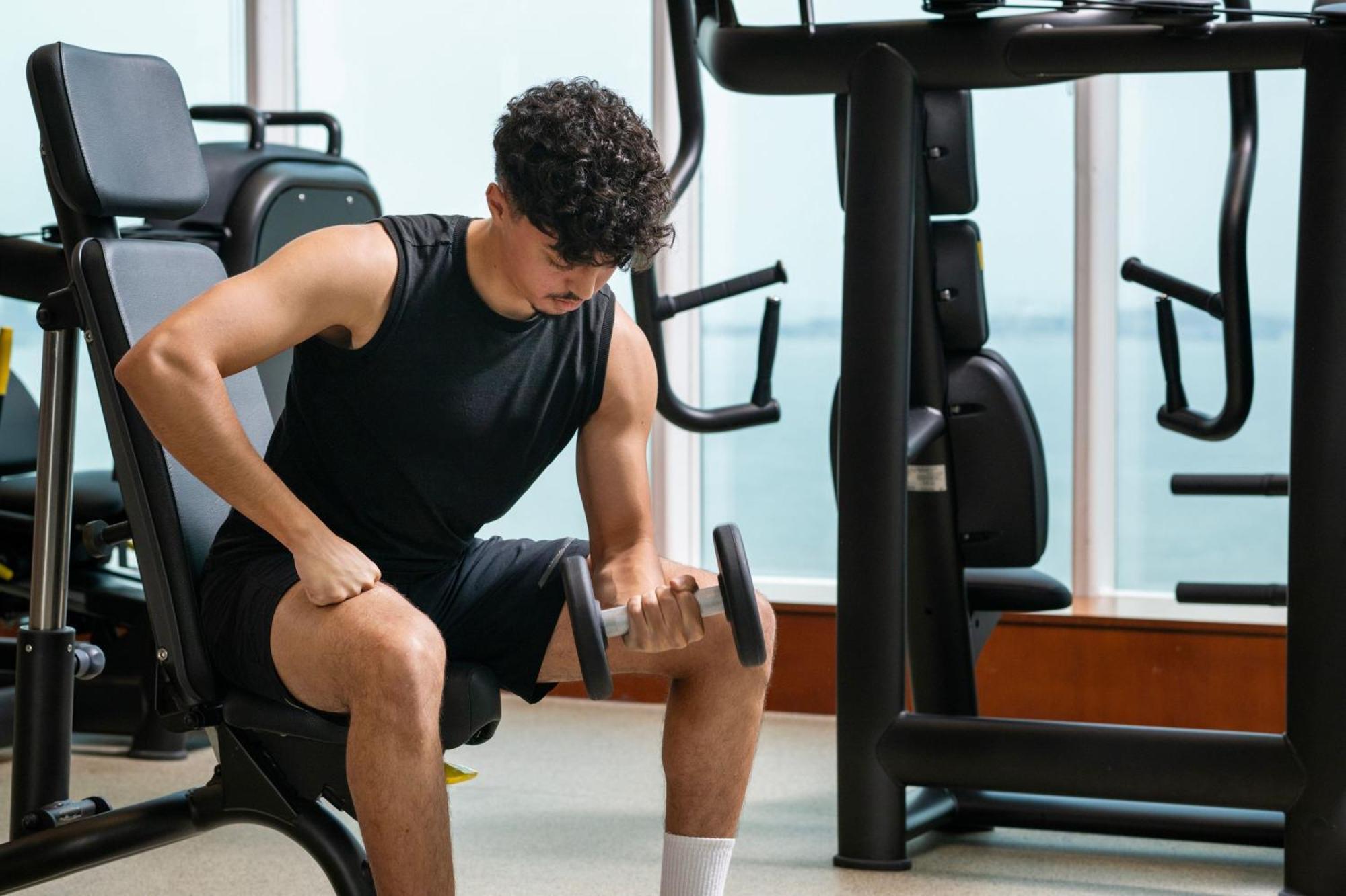 Delta Hotels By Marriott City Center الدوحة المظهر الخارجي الصورة A man lifting weights