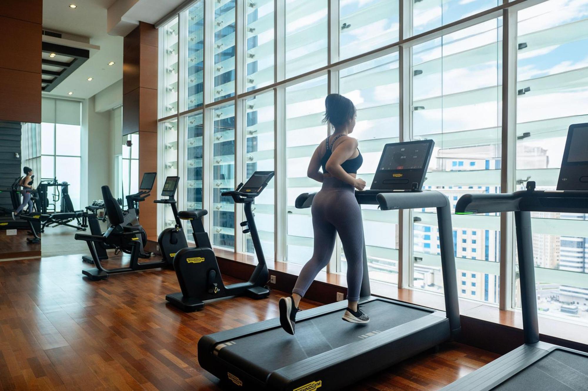 Delta Hotels By Marriott City Center الدوحة المظهر الخارجي الصورة A woman exercising on a treadmill