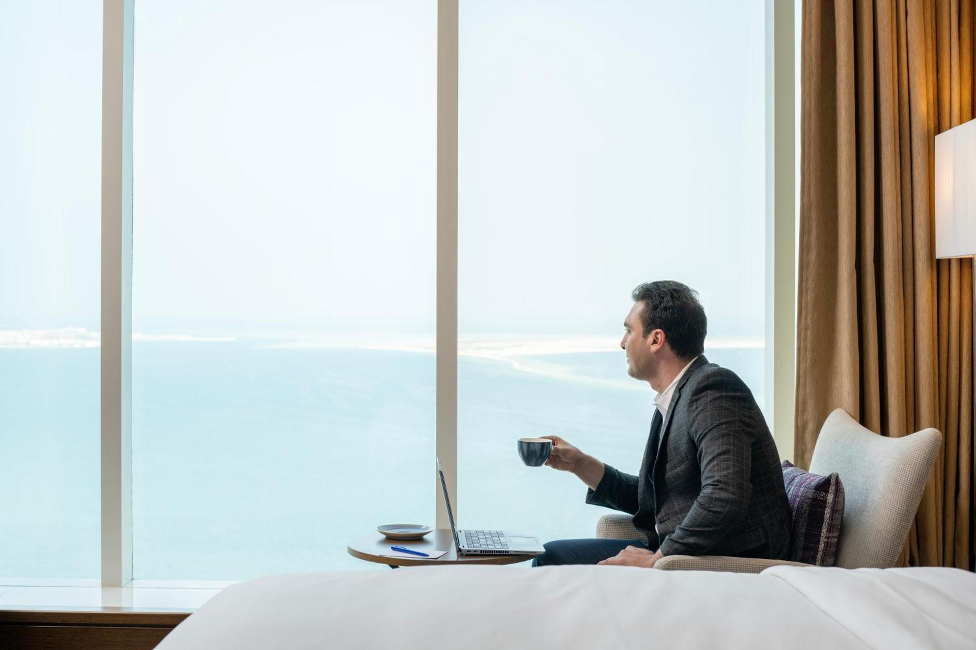 Delta Hotels By Marriott City Center الدوحة المظهر الخارجي الصورة A guest enjoying the view from a room at the hotel