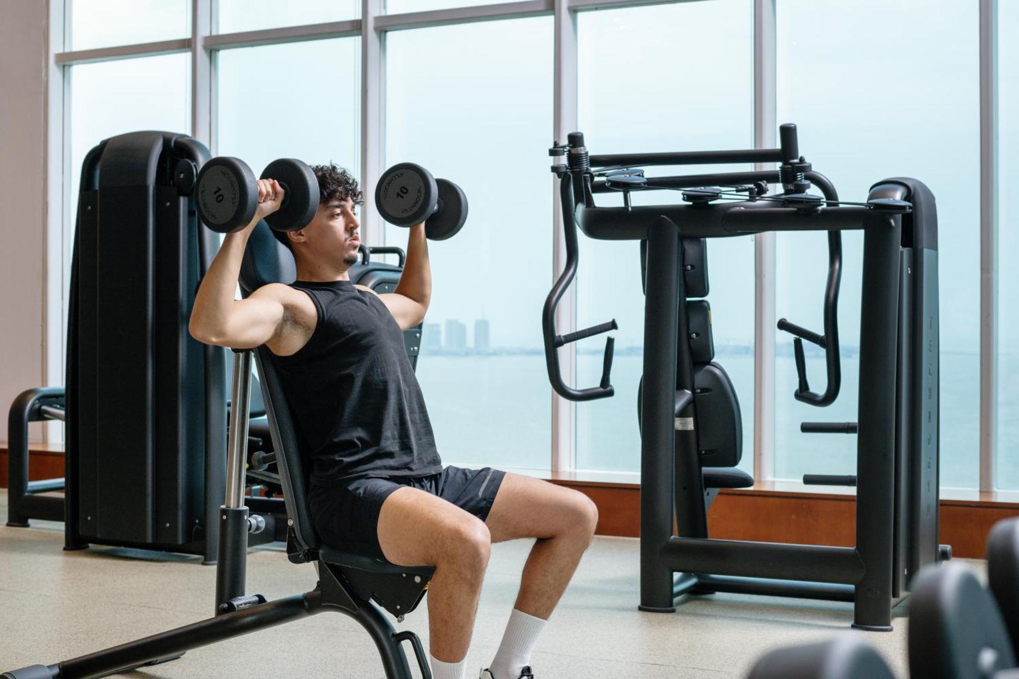 Delta Hotels By Marriott City Center الدوحة المظهر الخارجي الصورة A man lifting weights