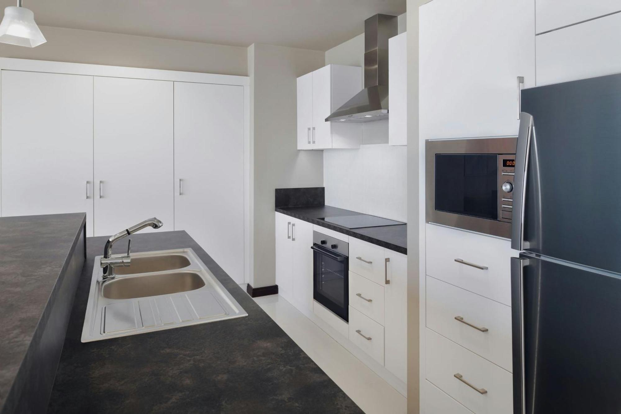 Delta Hotels By Marriott City Center الدوحة المظهر الخارجي الصورة A typical kitchen in a student apartment