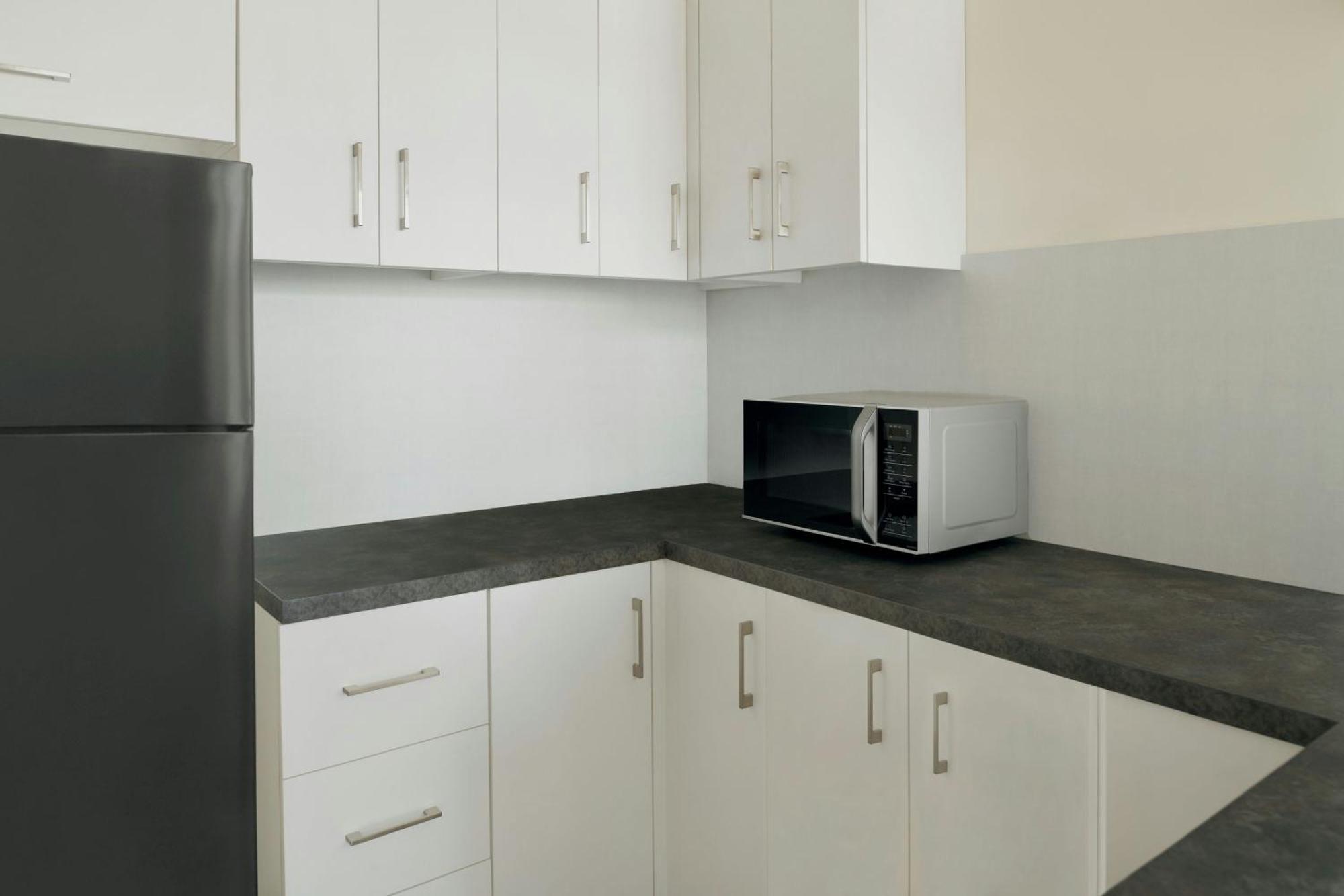 Delta Hotels By Marriott City Center الدوحة المظهر الخارجي الصورة A typical microwave oven